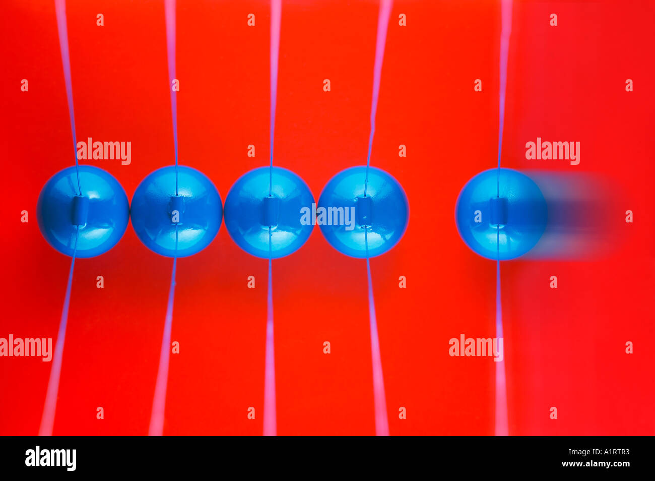 Newton s cradle dispositivo con sfera attorno alla pila di hit di sfere. Foto Stock