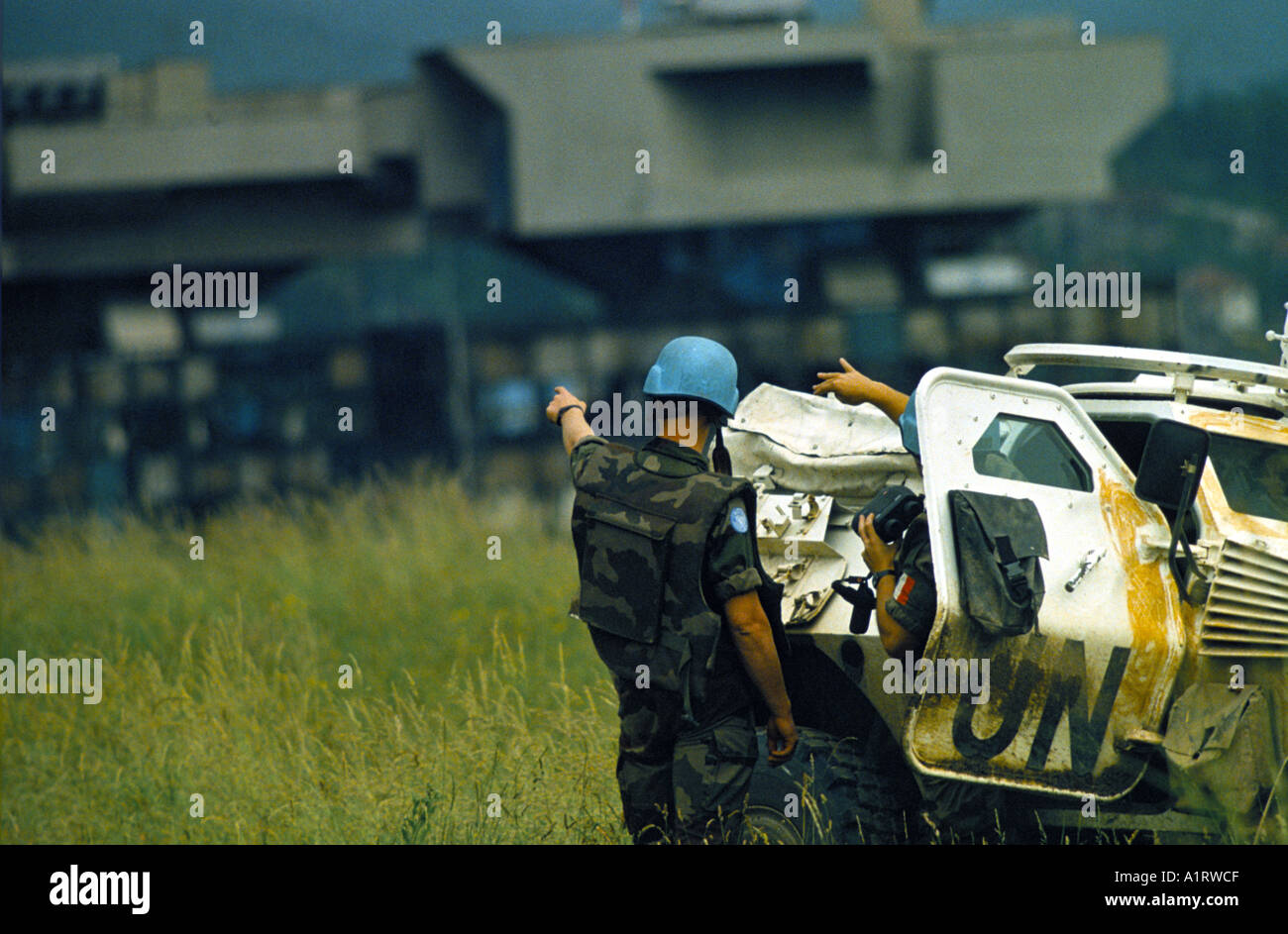 SARAJEVO GIUGNO 1995 francese di osservatori delle Nazioni Unite guardare la sgusciatura di Sarajevo Foto Stock