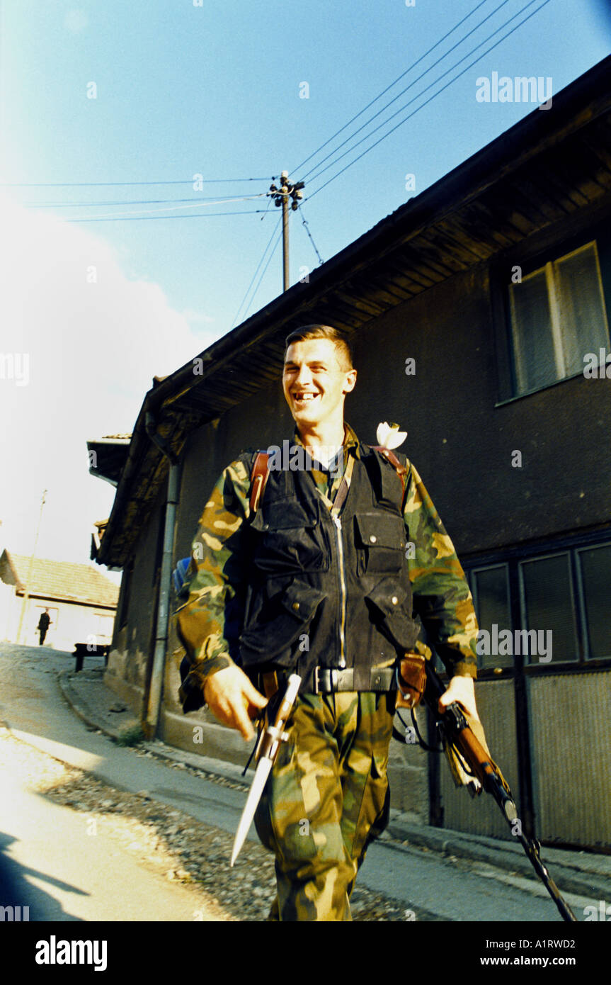 SARAJEVO GIUGNO 1995 soldato passeggiate a casa dal fronte NEI PRESSI DI SARAJEVO Foto Stock