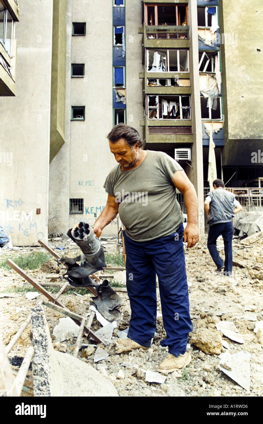 SARAJEVO GIUGNO 1995 UN RESIDENTE DI SARAJEVO detiene un razzo BOOSTER DA UN SERBO HOME bomba fatta Foto Stock