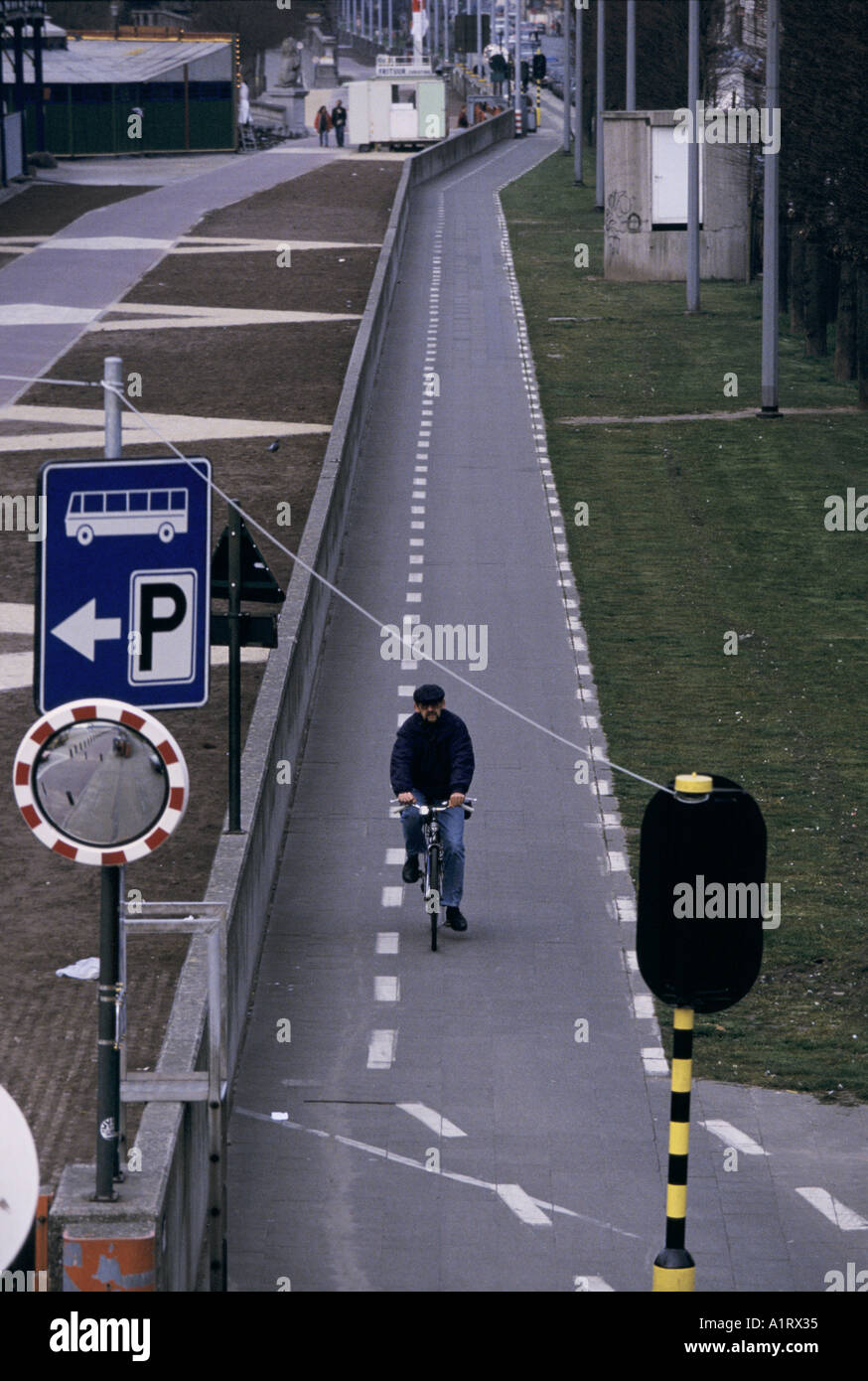Belgio Anversa ciclista in pista ciclabile Foto Stock