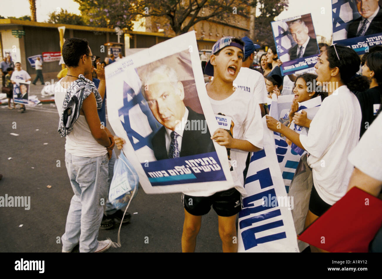 Elezioni israeliane maggio 1996 giovani sostenitori del leader del Likud Netanyahu ad un comizio elettorale in petah tikva 1996 Foto Stock
