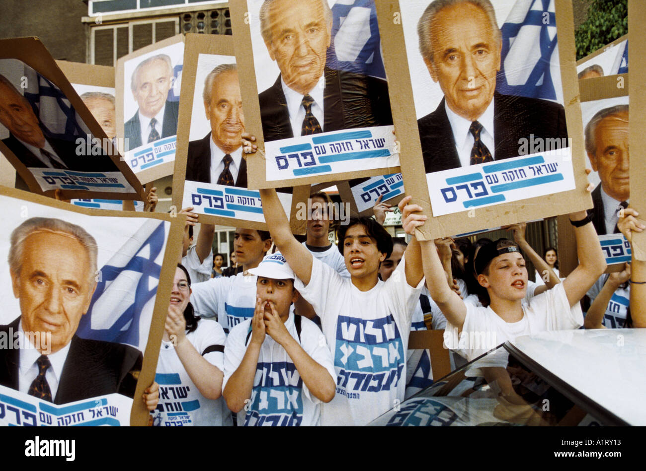 Elezioni israeliane maggio 1996 giovani sostenitori del leader laburista Shimon PERES IN petah tikva NR TEL AVIV 1996 Foto Stock