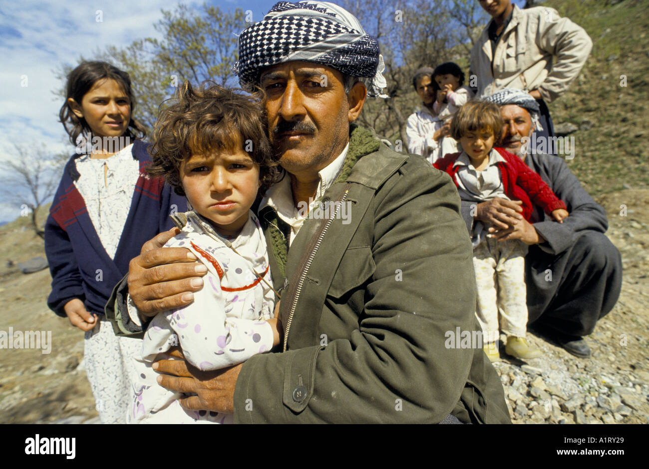 Profughi curdi in Iran Iraq BORDER Padre tiene la figlia 1991 Foto Stock