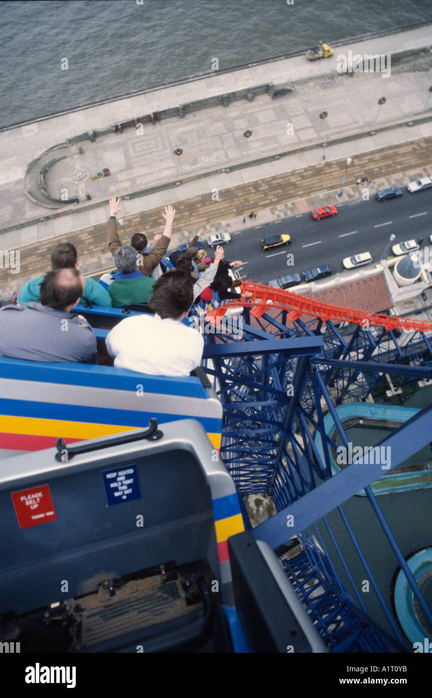 Persone su roller coaster a Blackpool Foto Stock