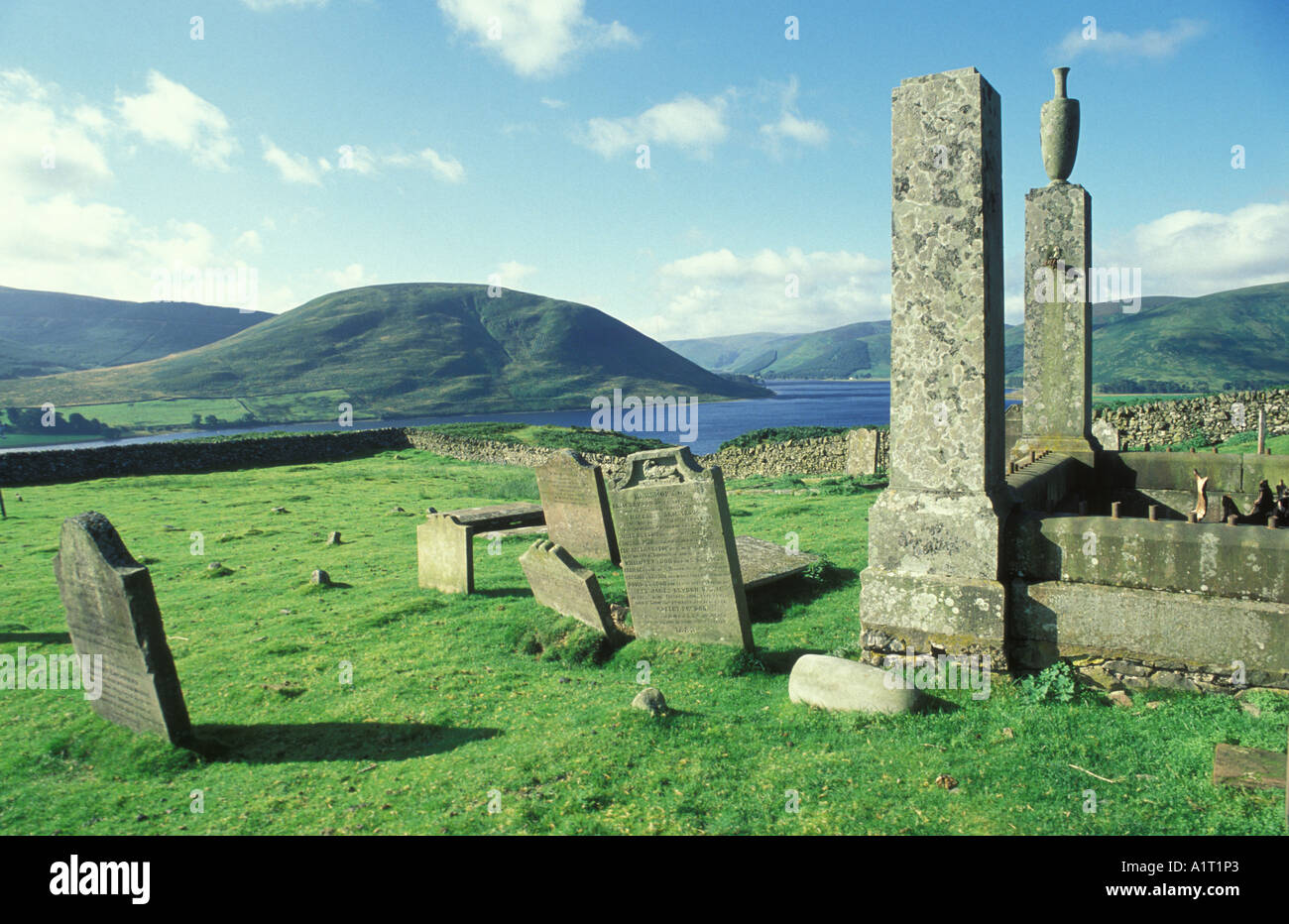 Piccolo cimitero abbandonato sulla collina scozzese Foto Stock