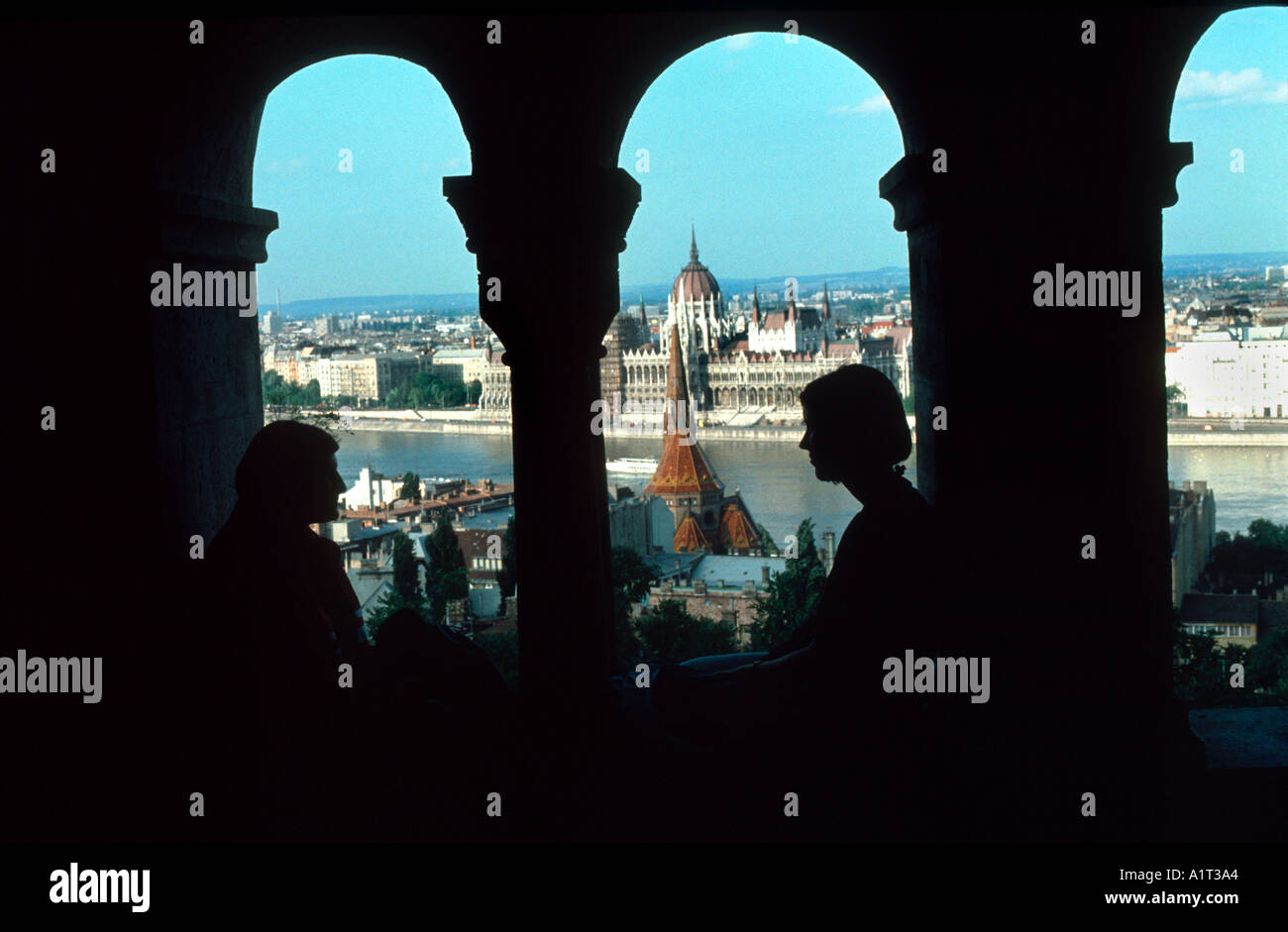 Budapest Ungheria, People top view, Overview from 'Fisherman's Bastion' 'Urban Scenic' Couple in Profile Window View of Parliament Building Foto Stock