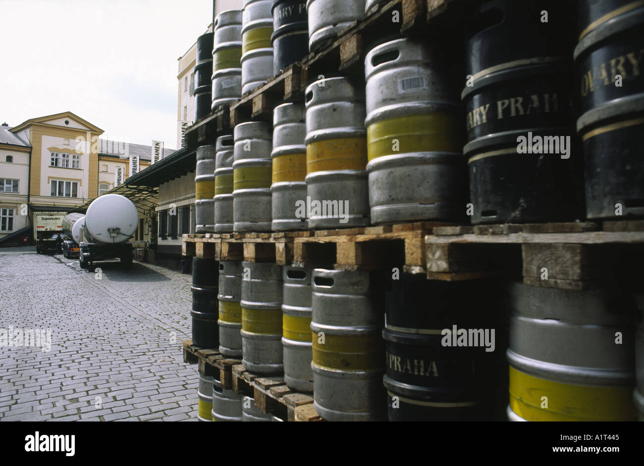 Barili di birra impilati in Staropramen Brewery Yard Praga Foto Stock