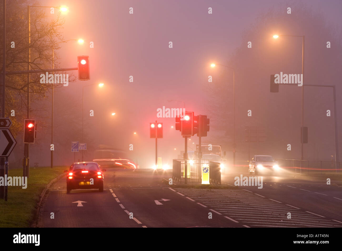 Traffico nella nebbia Foto Stock