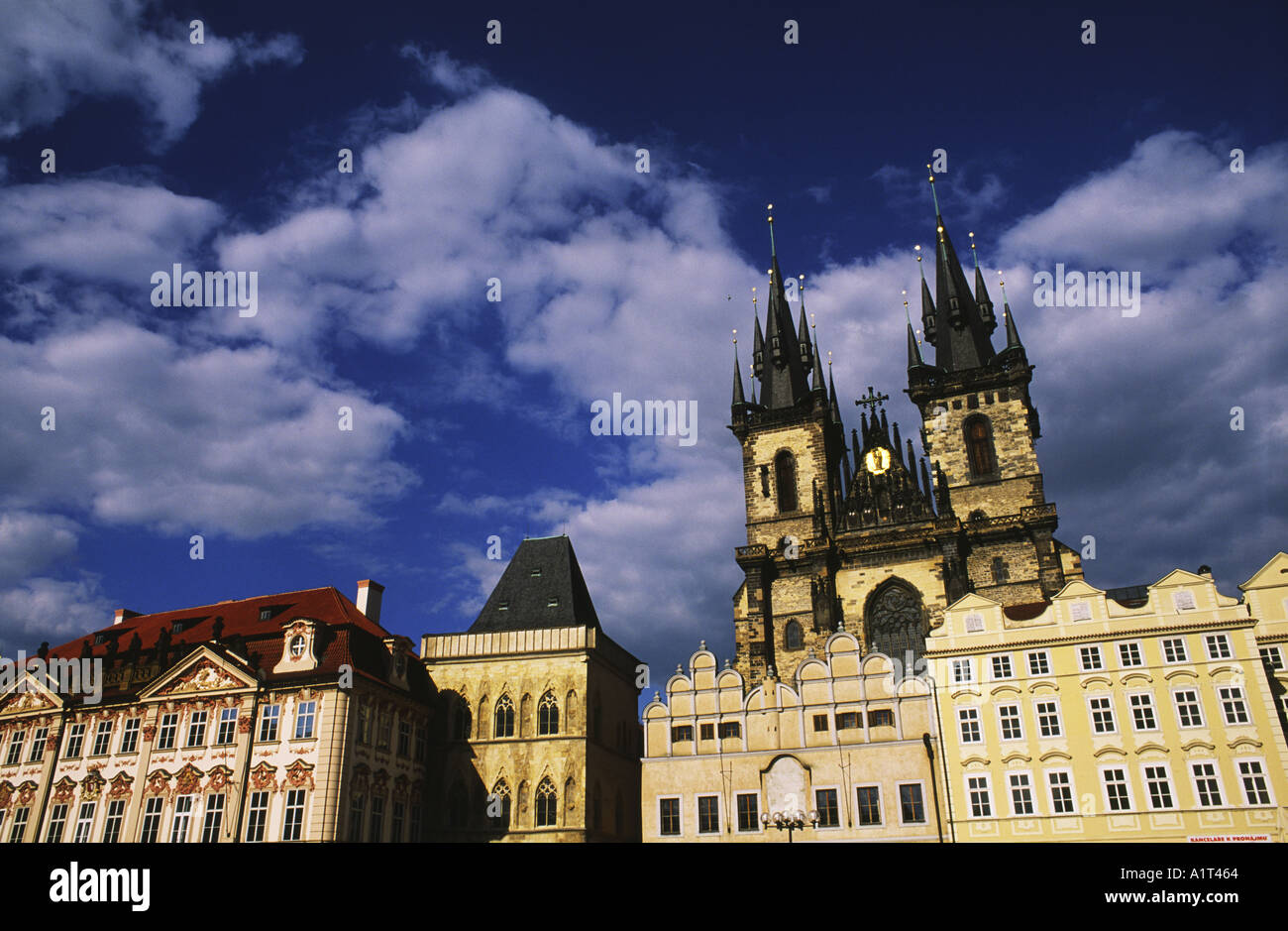 La chiesa di Santa Maria di Týn e edifici storici di Piazza della Città Vecchia di Praga, Repubblica Ceca. Foto Stock