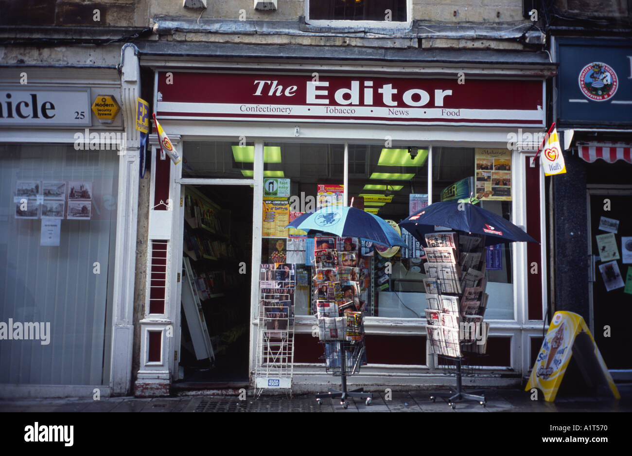 Nelle edicole di giornali locali Bath Spa, Somerset, Regno Unito Foto Stock