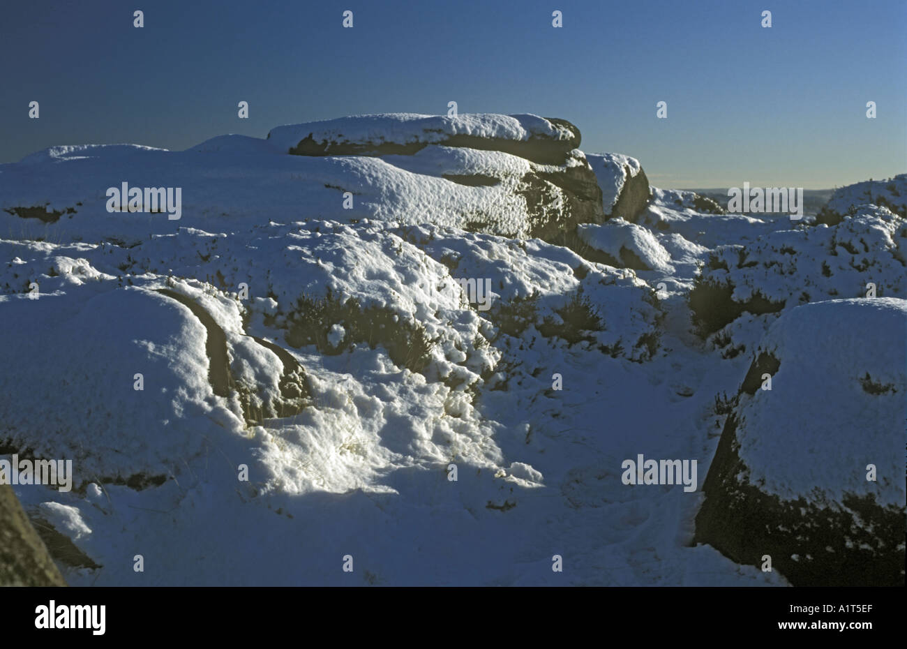 Rocce di neve MOORLAND Peak District DERBYSHIRE INGHILTERRA Foto Stock