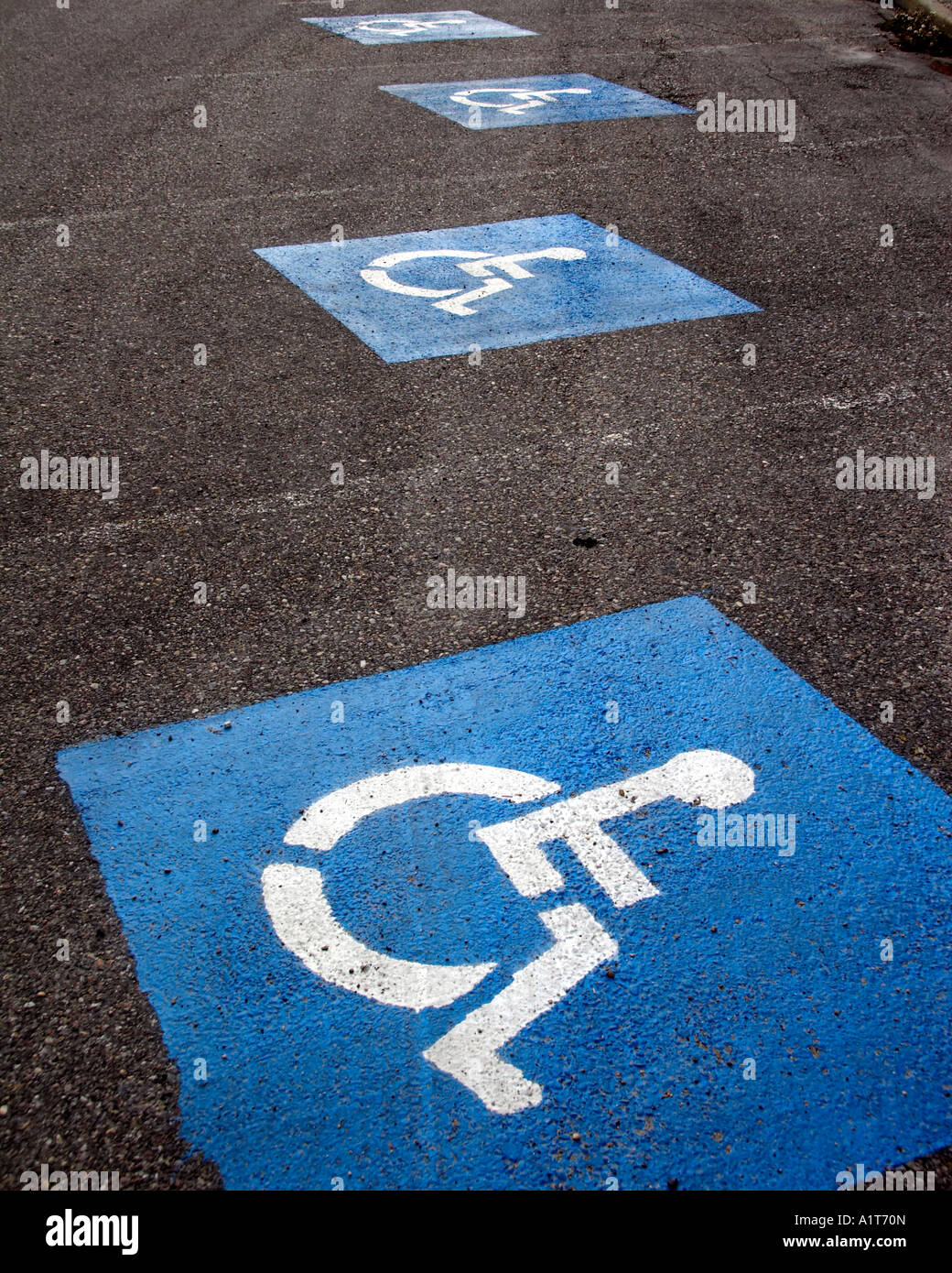 Segnaletica Stradale In Un'area Riservata Ai Disabili Immagine Stock - Immagine Di - Foto 3