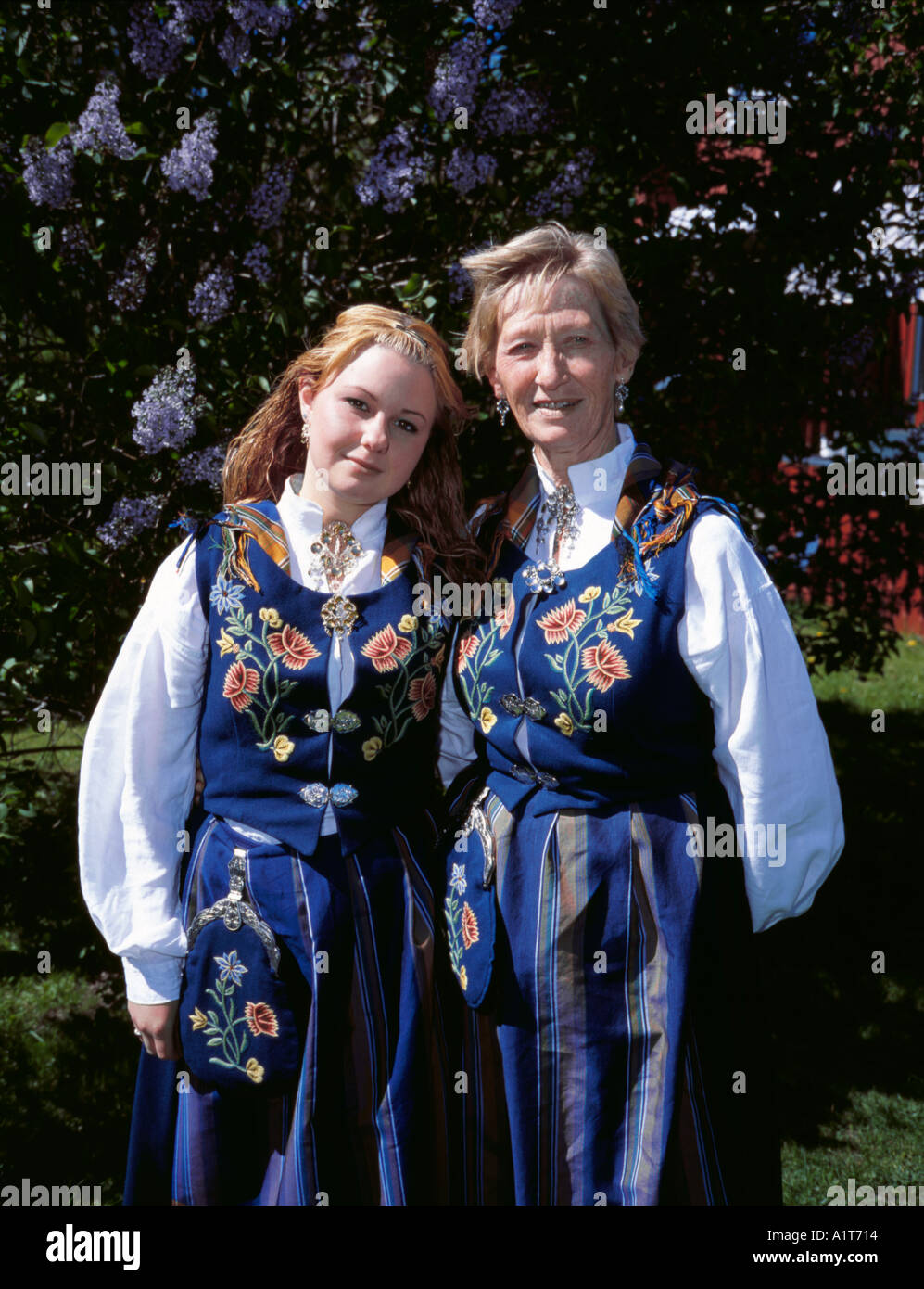 Nonna e nipote di indossare bunads, Norvegia. Foto Stock