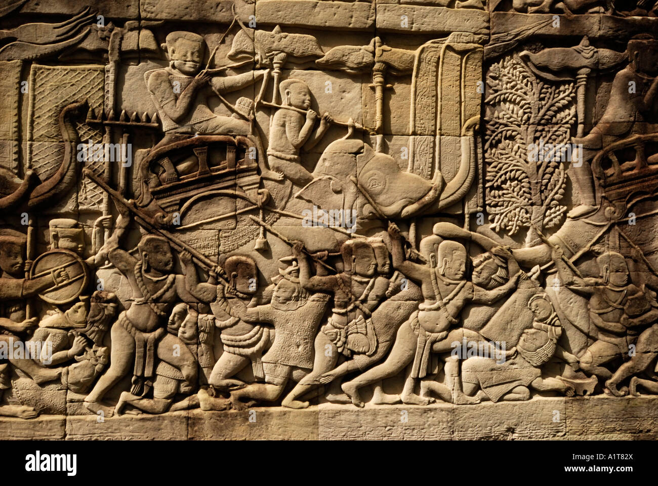 Bassorilievi raffiguranti scene di battaglia, tempio Bayon, Angkor Thom Cambogia Foto Stock