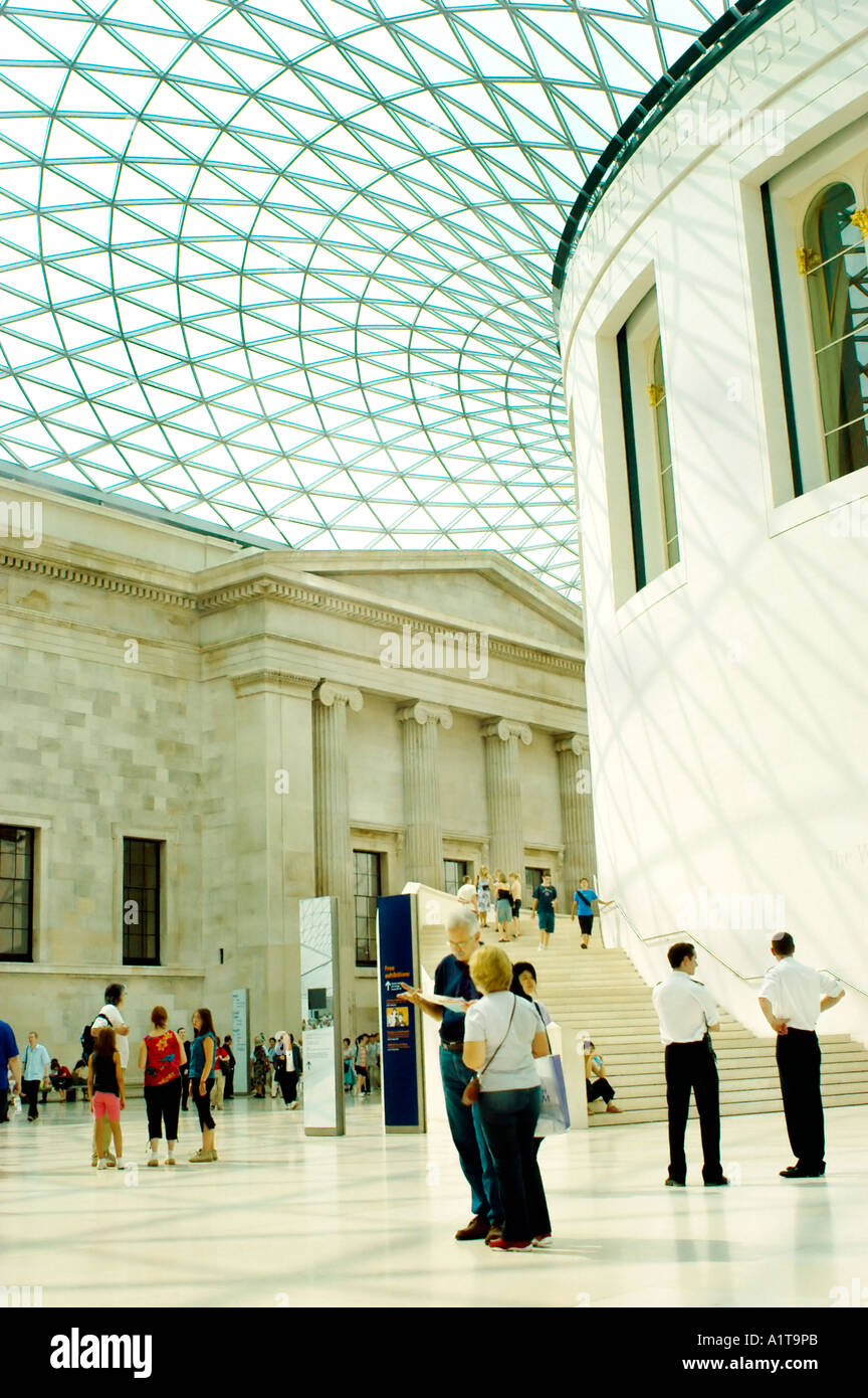 Londra, Inghilterra, persone che visitano l'interno del "British Museum", cortile a cupola, "Queen Elizabeth II Great Court » UK, architettura londinese Foto Stock