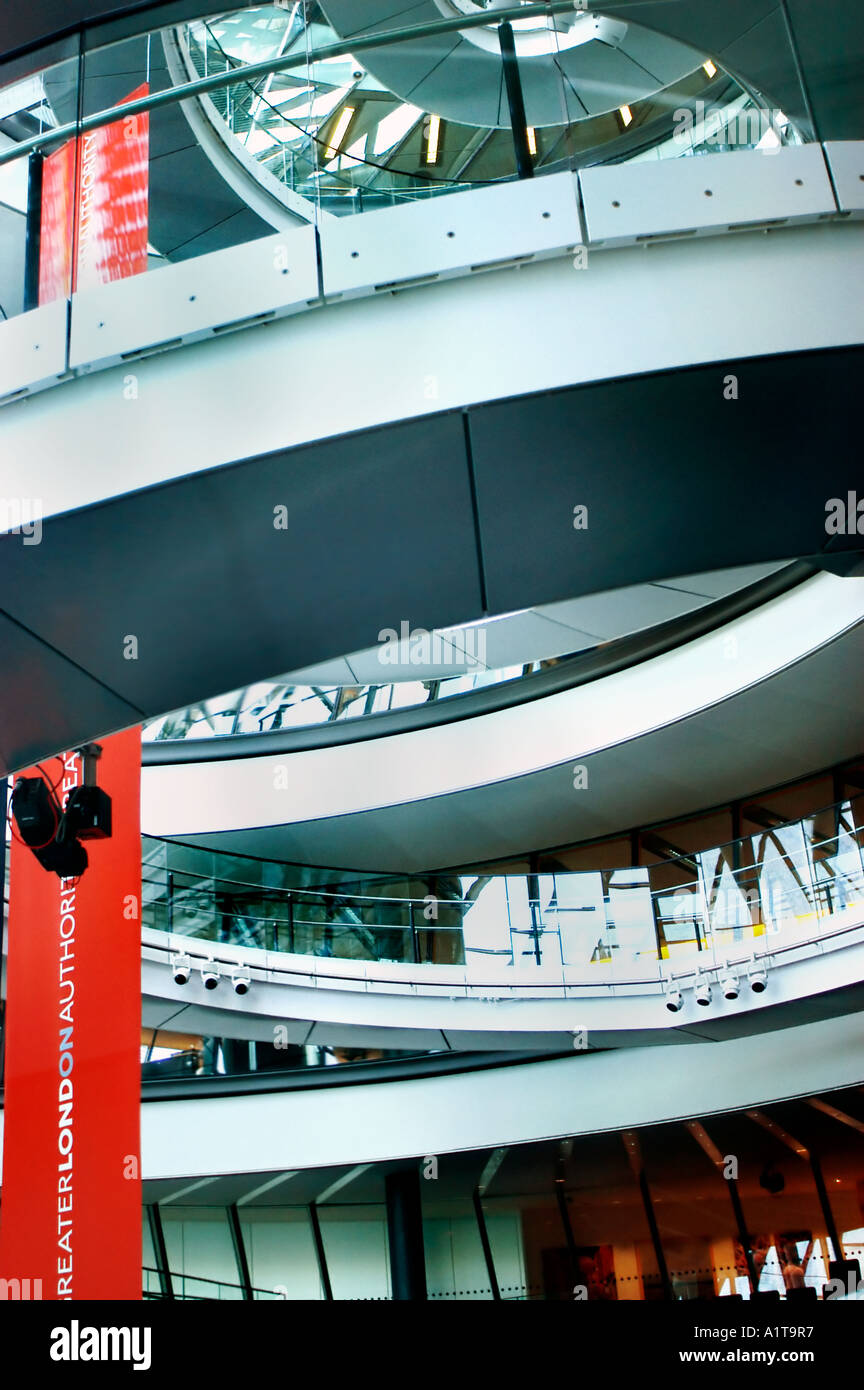 London, UK, Interior Main Hallway con rampa di avvolgimento nel 'London Authority Building' 'London City Hall' Contemporary Design, view Foto Stock