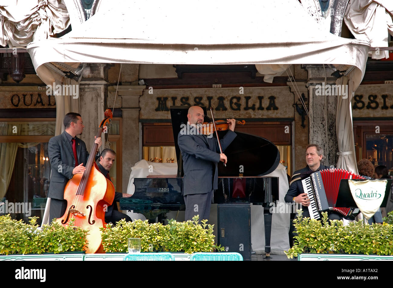 Orchestra che suona musica classica sul Terrace Cafe 'Venezia Italia' 'San Il violino di Marco Foto Stock