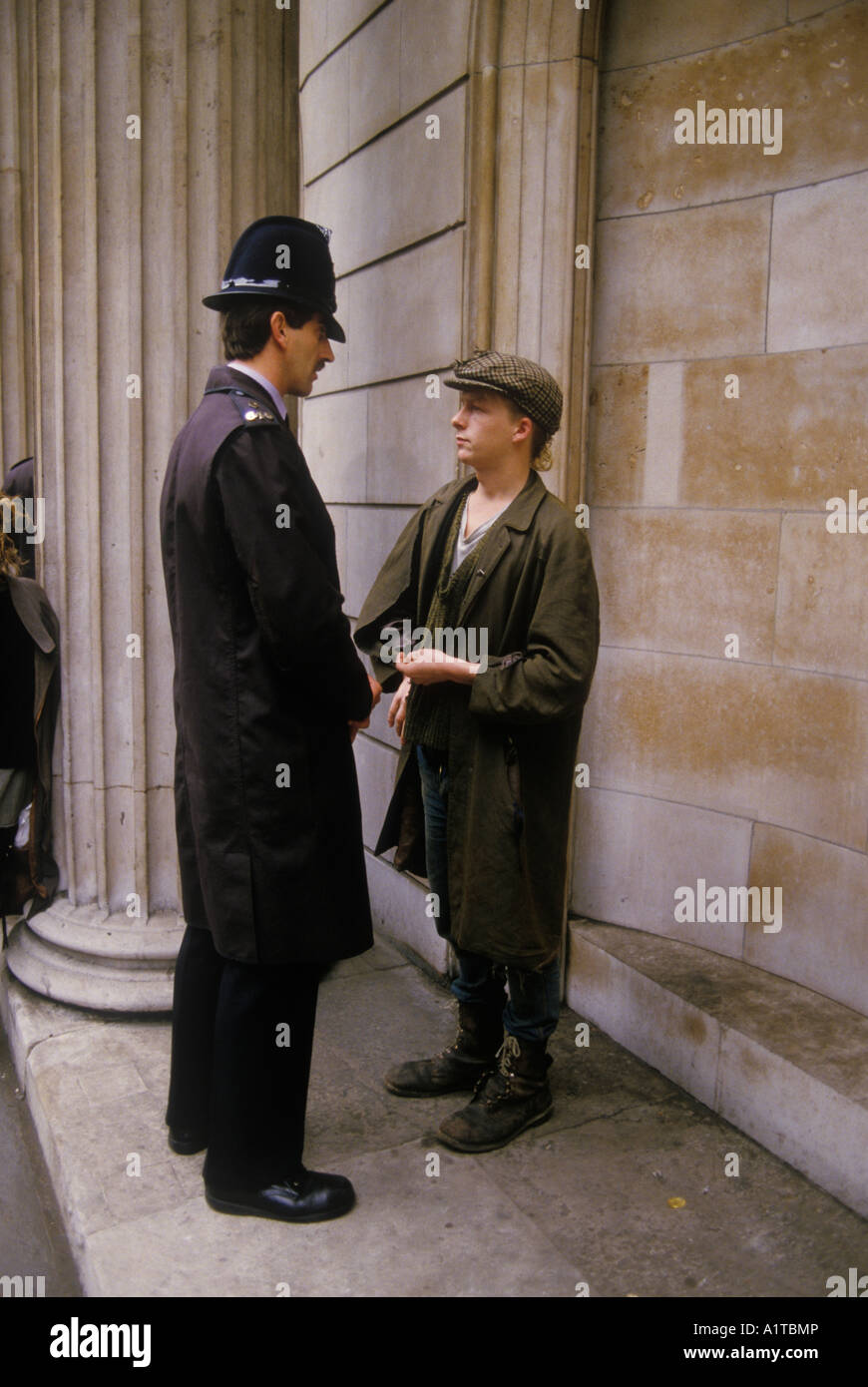 Fermatevi alla dimostrazione dimostrativa della Citta' contro il capitalismo City of London Inghilterra 27 settembre 1984 i giovani vestivano il berretto piatto da eroe della classe operaia. Anni '1980 Regno Unito Foto Stock