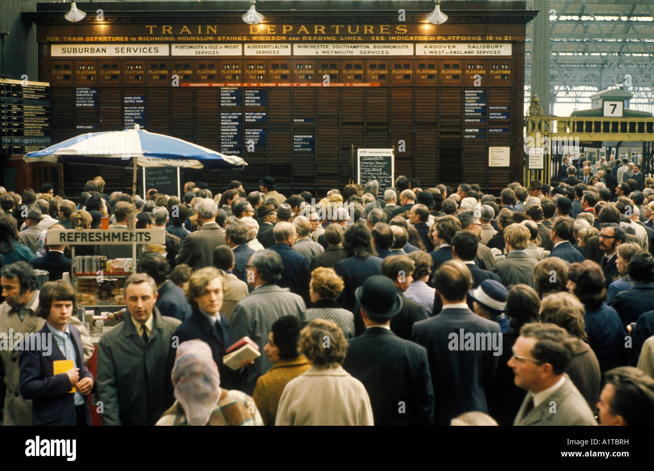 Waterloo principale linea ferroviaria stazione ferroviaria 1972 sera rush hour in attesa di informazioni a causa di ritardi trasporti di Londra 1970S UK. HOMER SYKES Foto Stock