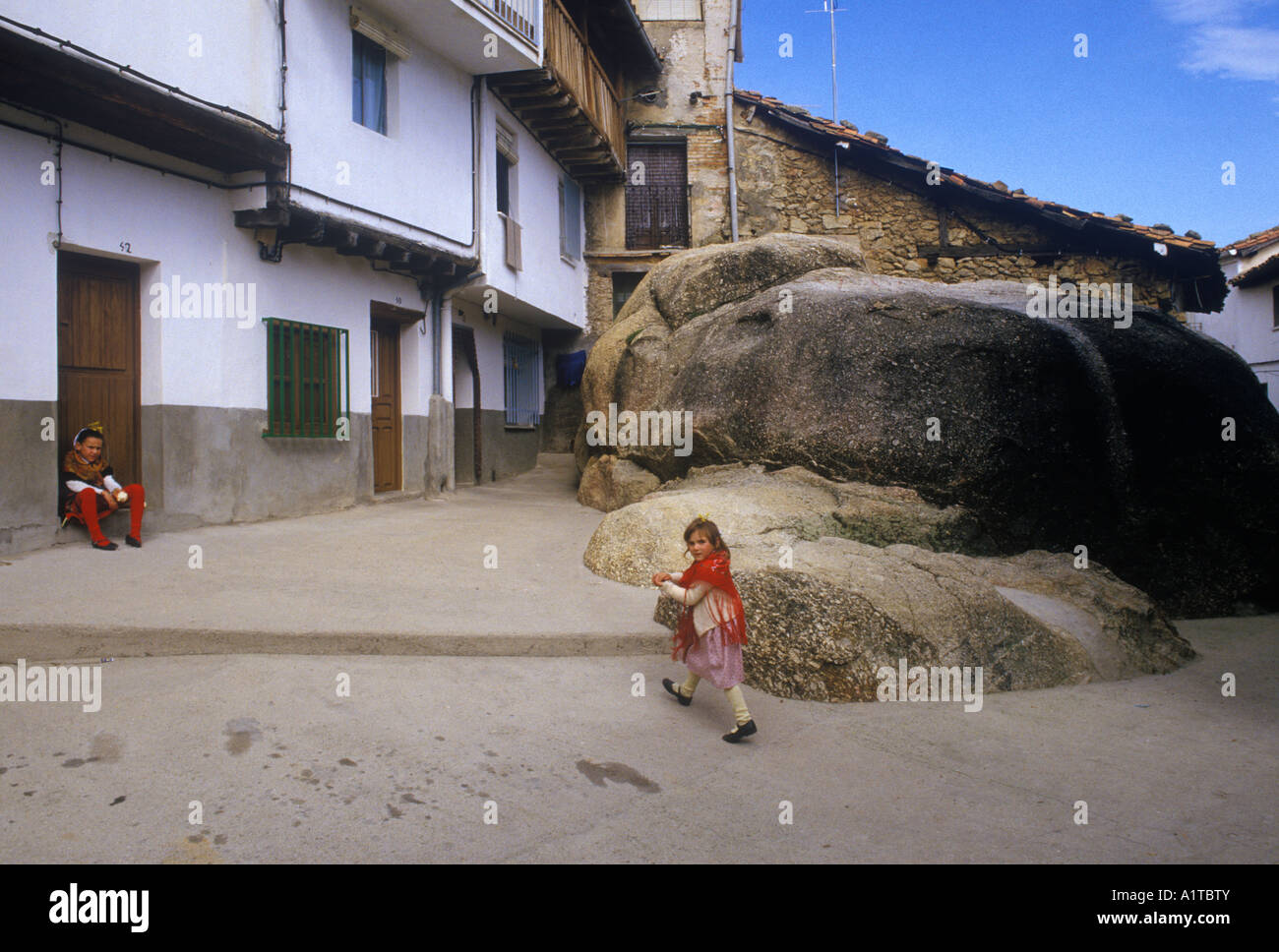 Villanueva de la Vera, provincia di Cáceres, Estremadura, Spagna degli anni ottanta. Due giovani ragazze in tradizionale costume nazionale Mountain Village. HOMER SYKES Foto Stock