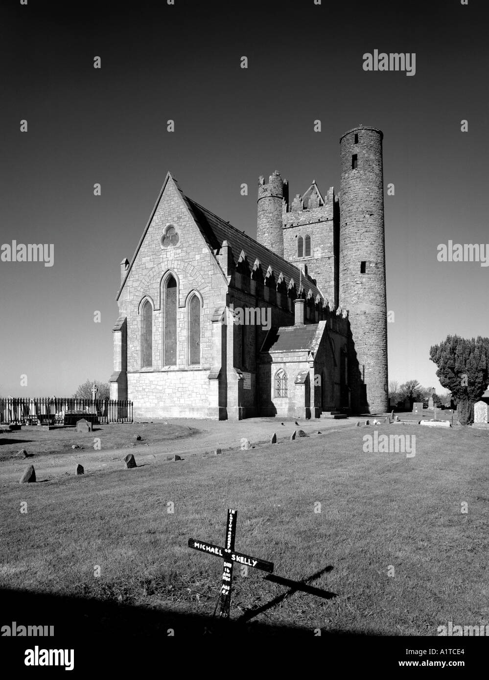 La Chiesa di Irlanda Chiesa a Lusk contea di Dublino in Irlanda che incorpora un dei primi cristiani torre rotonda nella sua struttura Foto Stock