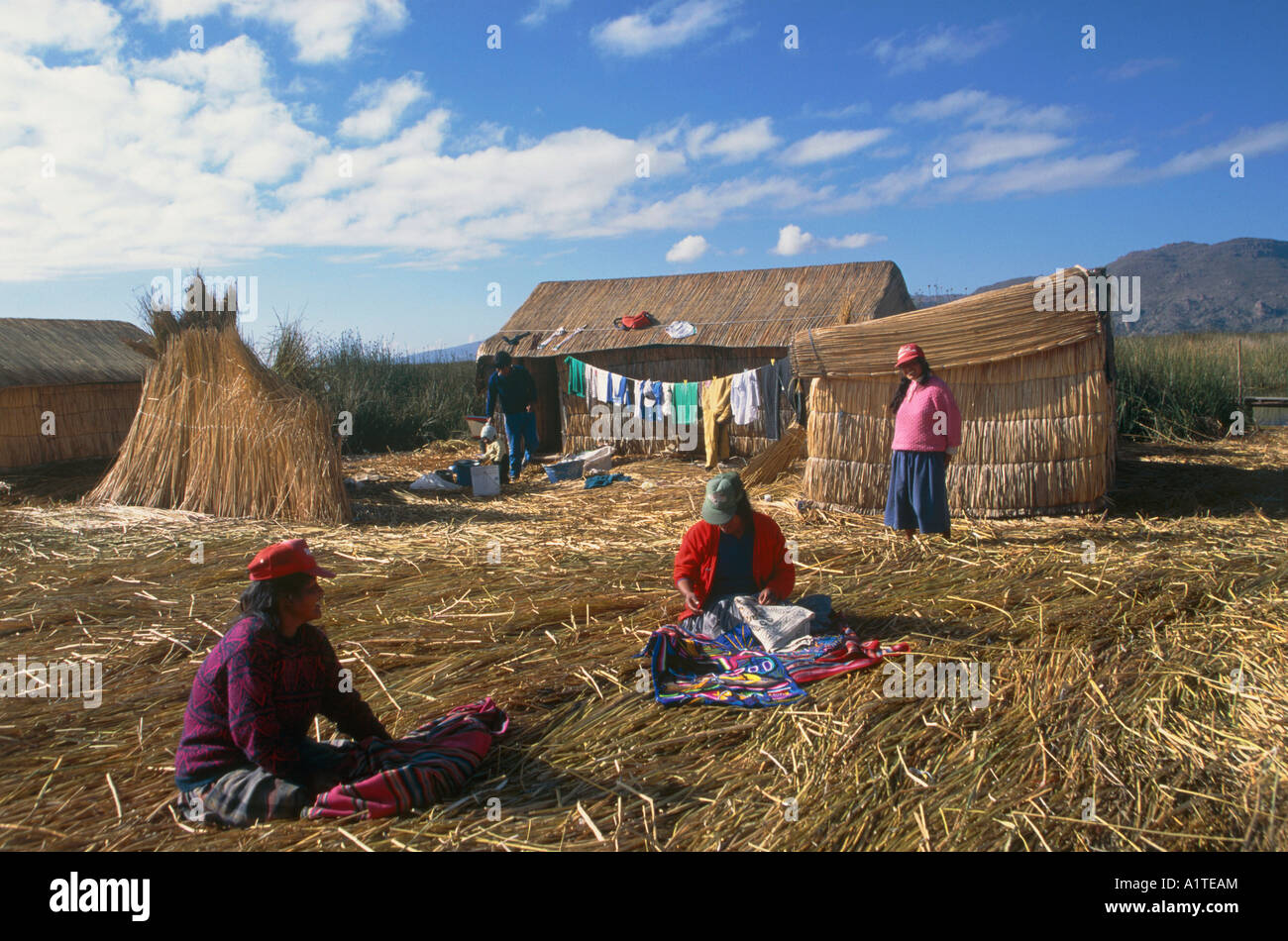 Le donne della tribù uros isola galleggiante realizzato da totora reed lago Titicaca Perù Bolivia Foto Stock