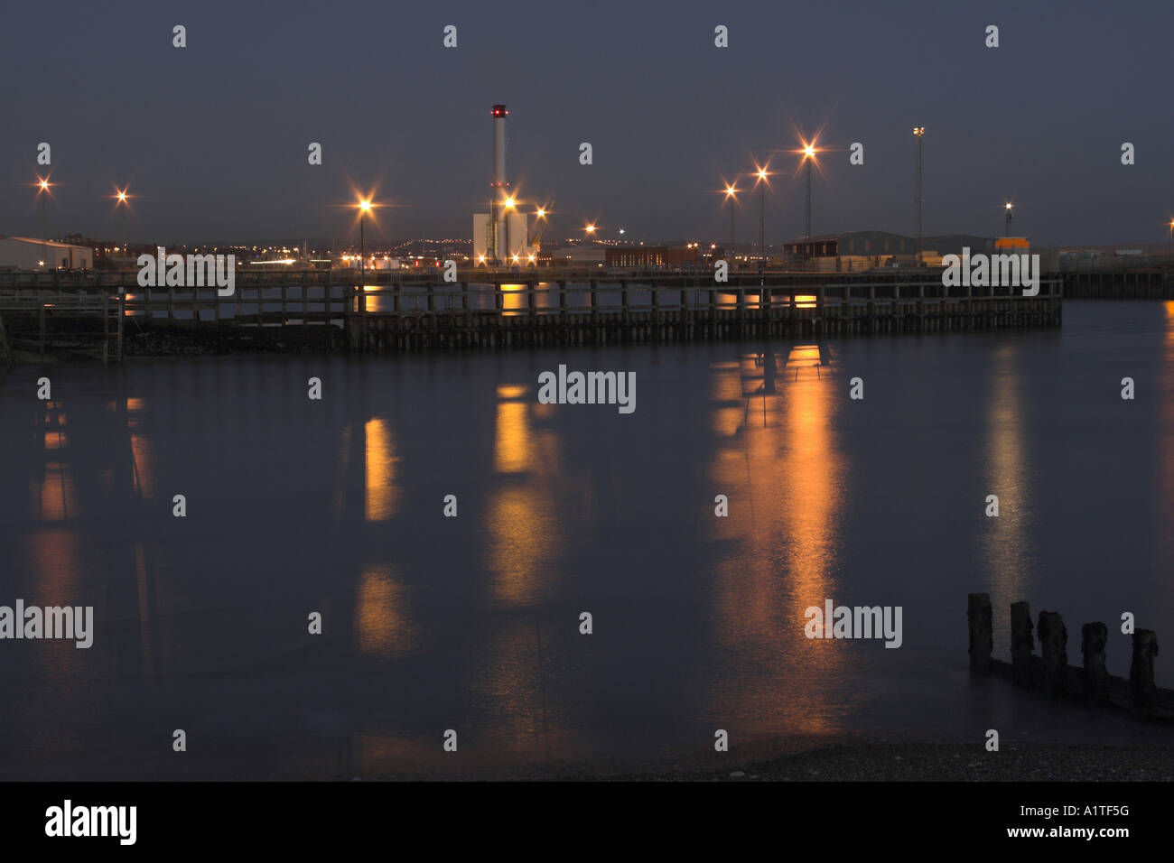 Shoreham Harbour al crepuscolo - Shoreham-da-Mare, West Sussex, in Inghilterra, Regno Unito. Foto Stock