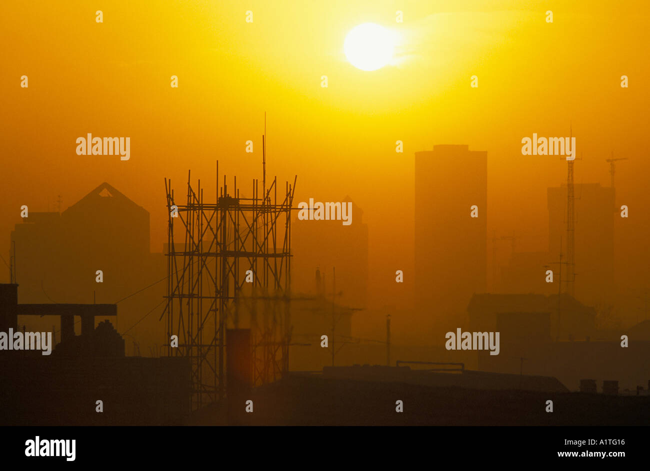 Pechino alba al crepuscolo sunrise su Pechino attraverso l'inquinamento Foto Stock