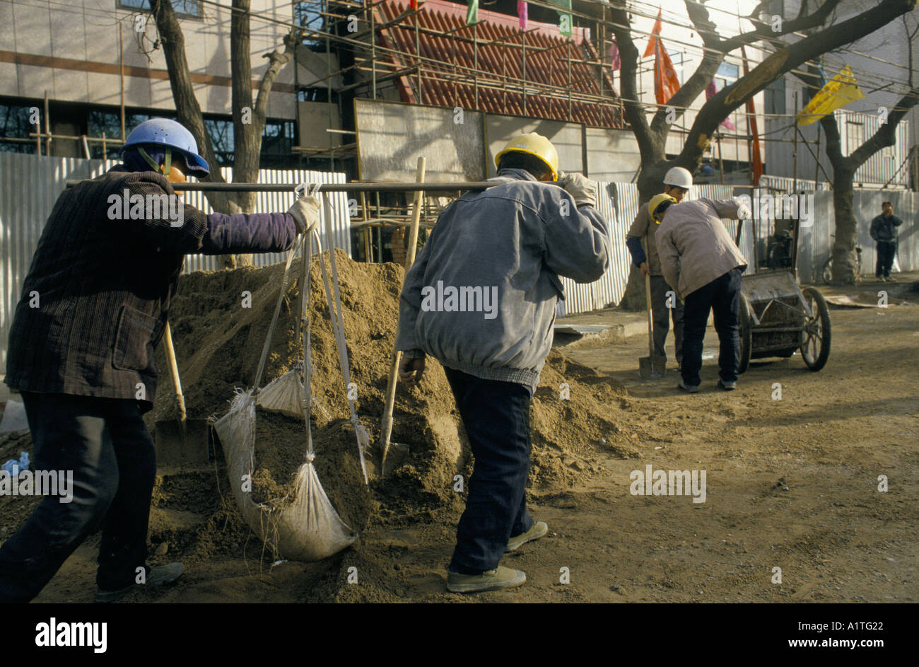 Pechino alba al crepuscolo lavoratori edili sulla strada Foto Stock