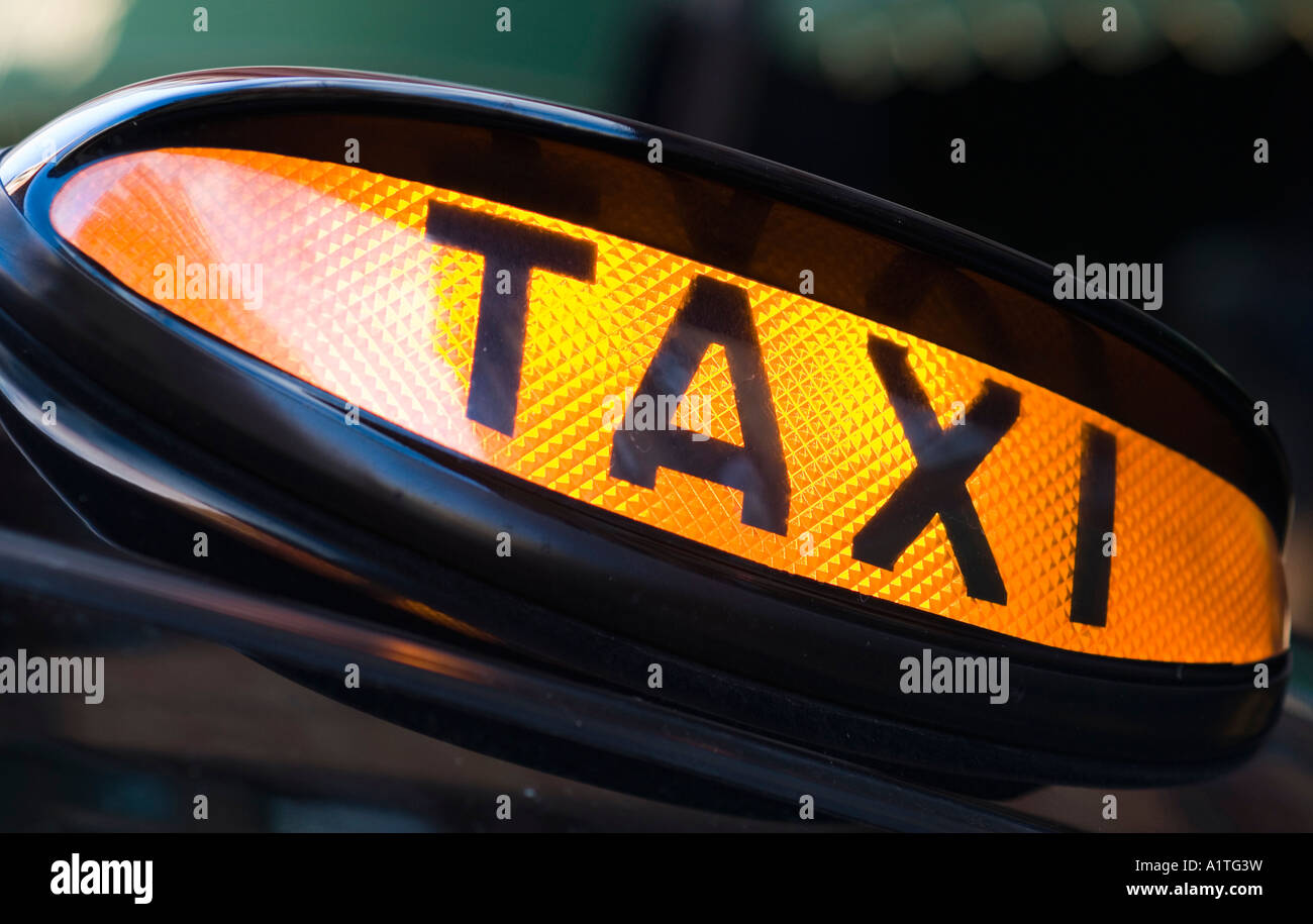 Taxi nero segno della cabina illuminata e in attesa di custom London Inghilterra England Foto Stock