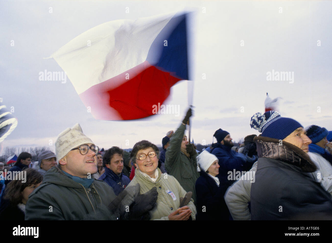 Folla che acclamava CLAPING sventola una bandiera nazionale durante la Rivoluzione di Velluto Praga 1989 1989 Foto Stock