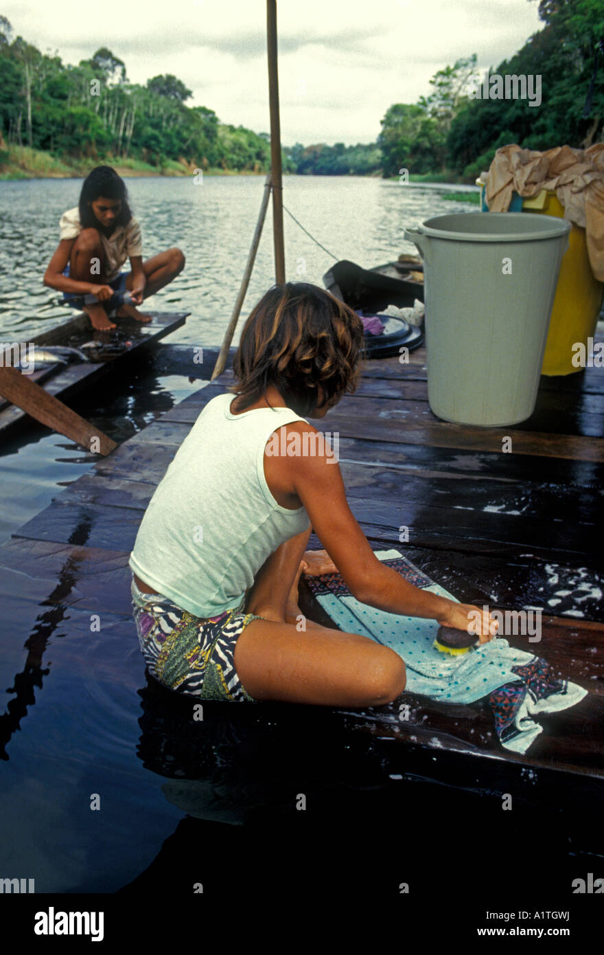 1, una ragazza brasiliana di bambini vestiti di lavaggio panni di pulizia nel fiume Rio Ariau, Ariau River, Amazonas Stato, Brasile, Sud America Foto Stock