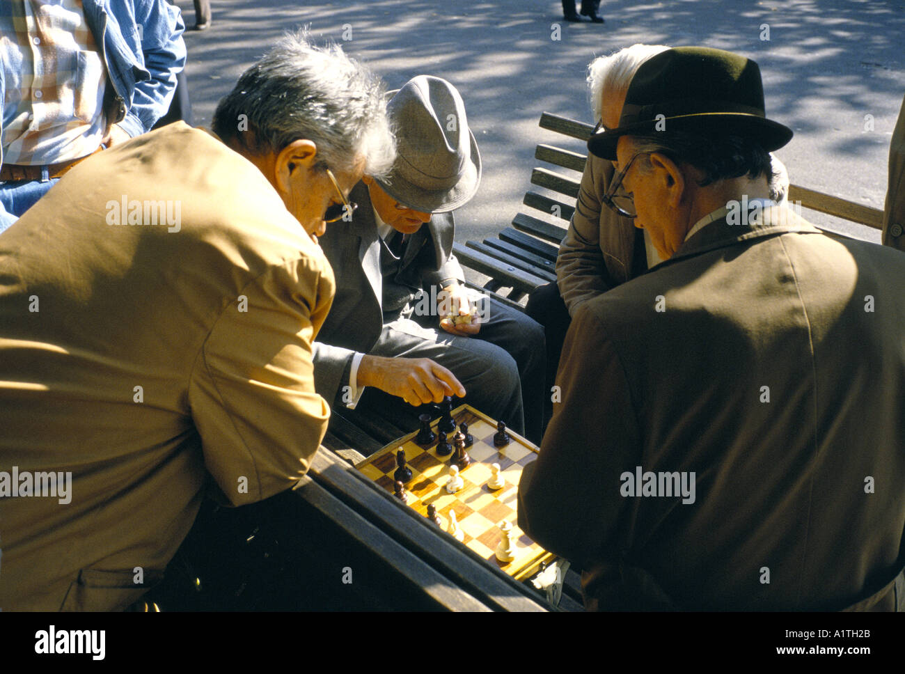 Belgrado gli uomini anziani giocare a scacchi nel parco Foto Stock