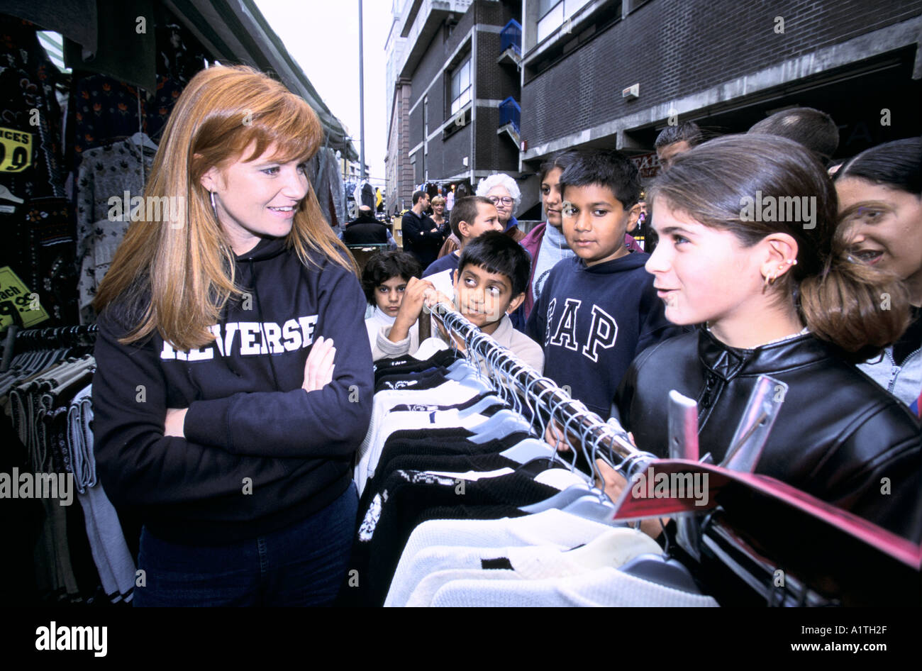 PATSY PALMER PARLANDO DI VENTOLE IN Petticoat Lane market nella zona est di Londra 2000 Foto Stock