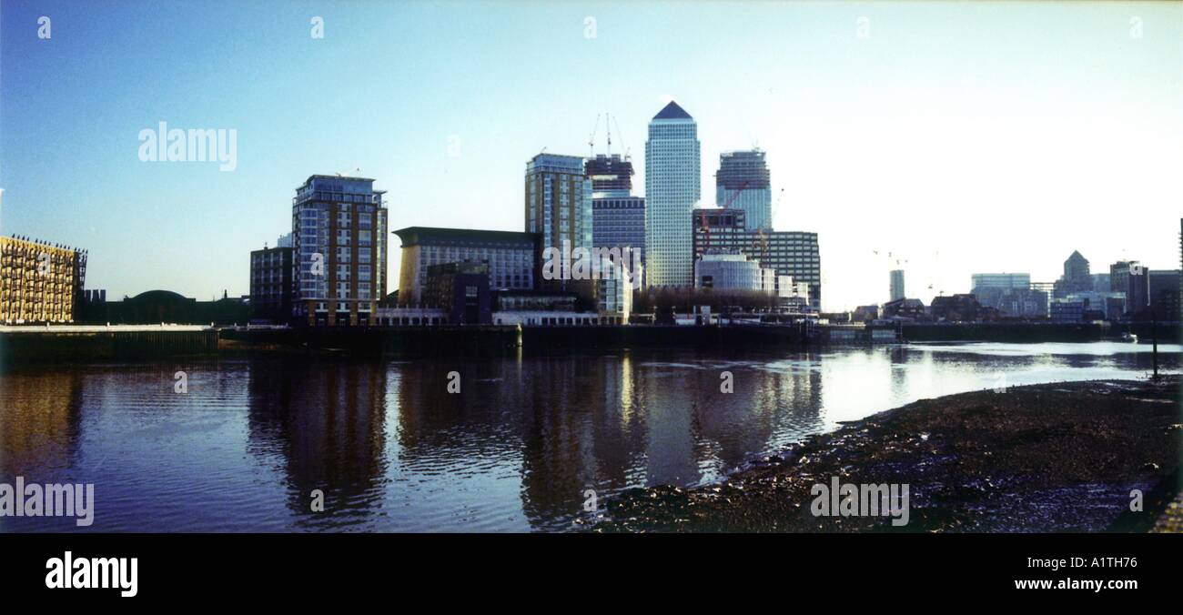Vista dal sud del fiume Tamigi verso Canary Wharf Docklands Londra REGNO UNITO Foto Stock