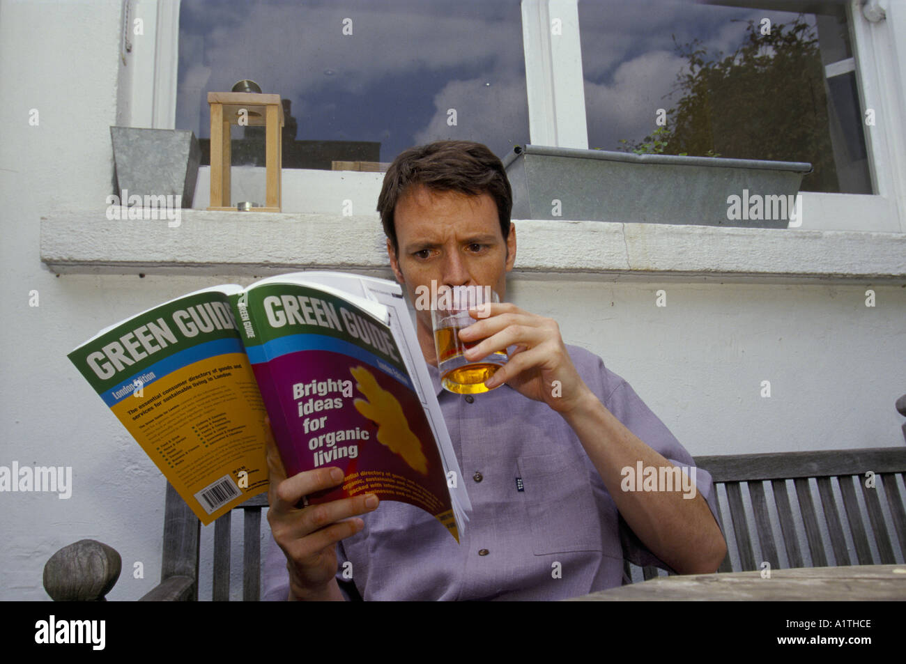 GOING GREEN per una settimana a bere una birra biologica e la lettura di un manuale per vivere verde 2002 Foto Stock