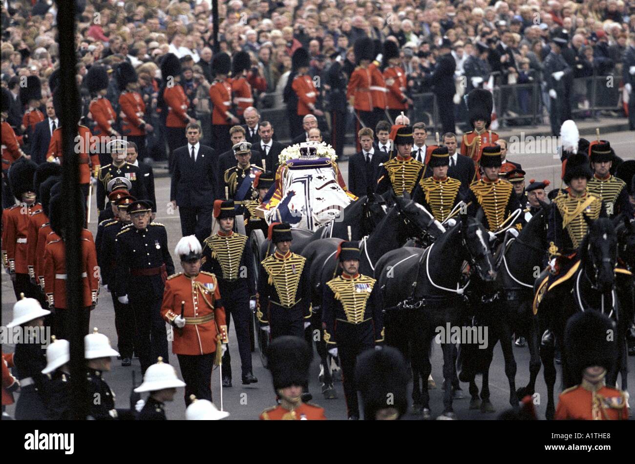 La regina madre i funerali del 9 aprile 2002 il corteo funebre da Westminster Hall Westminster Abbey Foto Stock