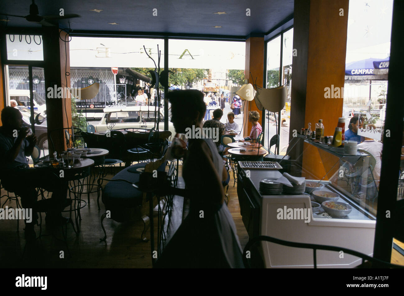 La gente seduta DENTRO E FUORI DEL CAFE MIRO AVENTE UN VETRO Agosto 1985 Foto Stock