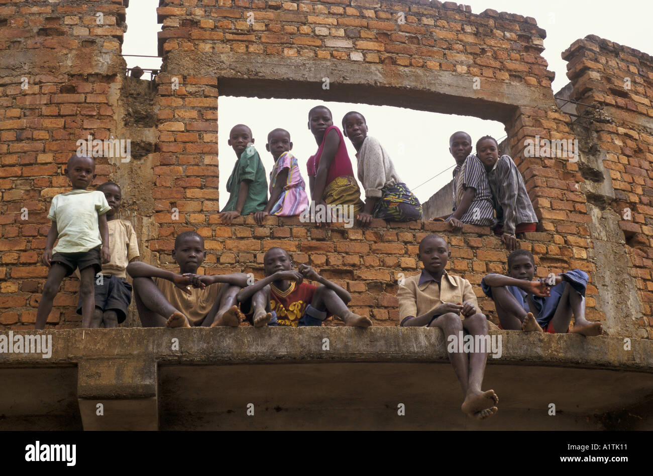 Orfani profughi ruandesi che soggiornano nella vecchia fabbrica a Bukavu in Zaire Foto Stock