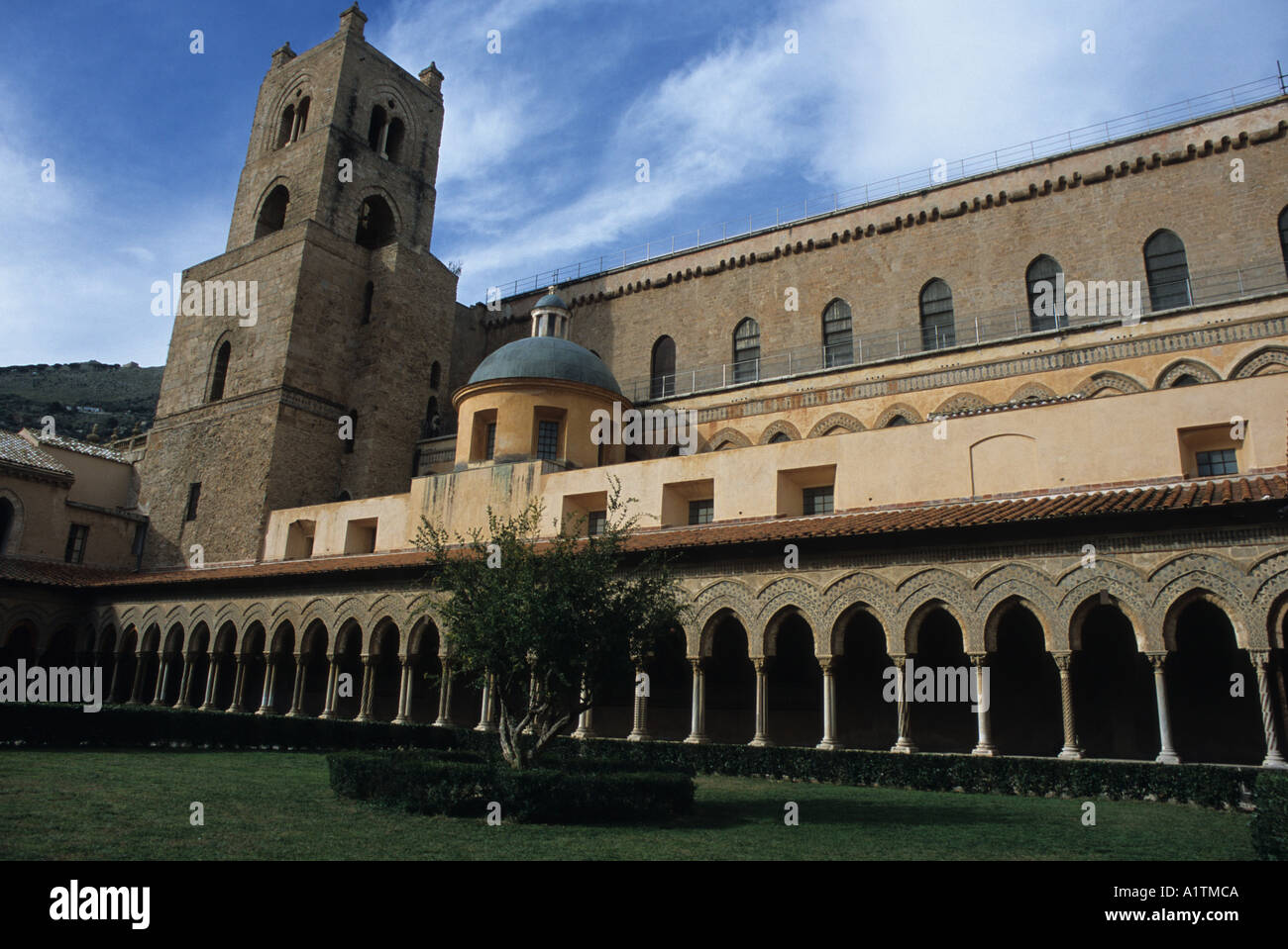12 C cattedrale normanna di Monreale costruito da muratori araba al di sopra di Palermo Sicilia Italia Foto Stock