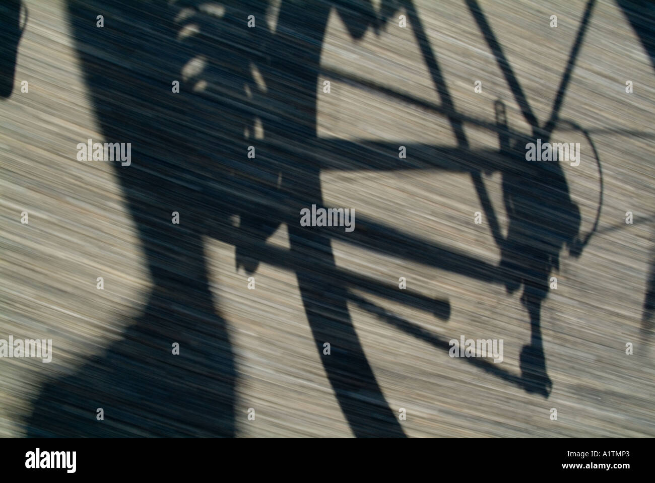 Ombra di una persona che guida la bicicletta Foto Stock