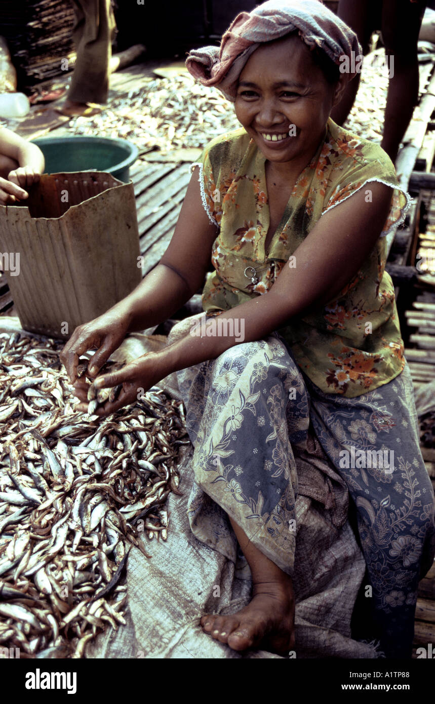 Donna locale a smistare pesce nelle filippine jolo Foto Stock