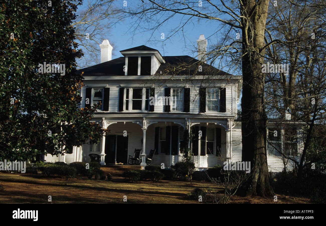 Casa anteguerra e sedie a dondolo in Madison County Georgia USA Foto Stock