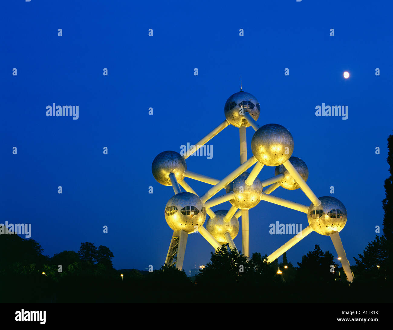L'Atomium un modello gigante di un atomo di ferro Bruxelles Belgio Foto Stock