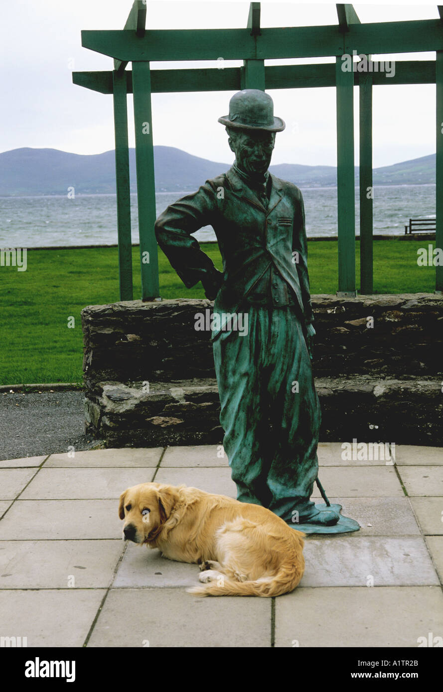 Una statua di Charlie Chaplin con un cane LOCALE A WATERVILLE CO KERRY IRLANDA - CCHAPLIN HOLIDAYED qui nei suoi anni più tardi Foto Stock