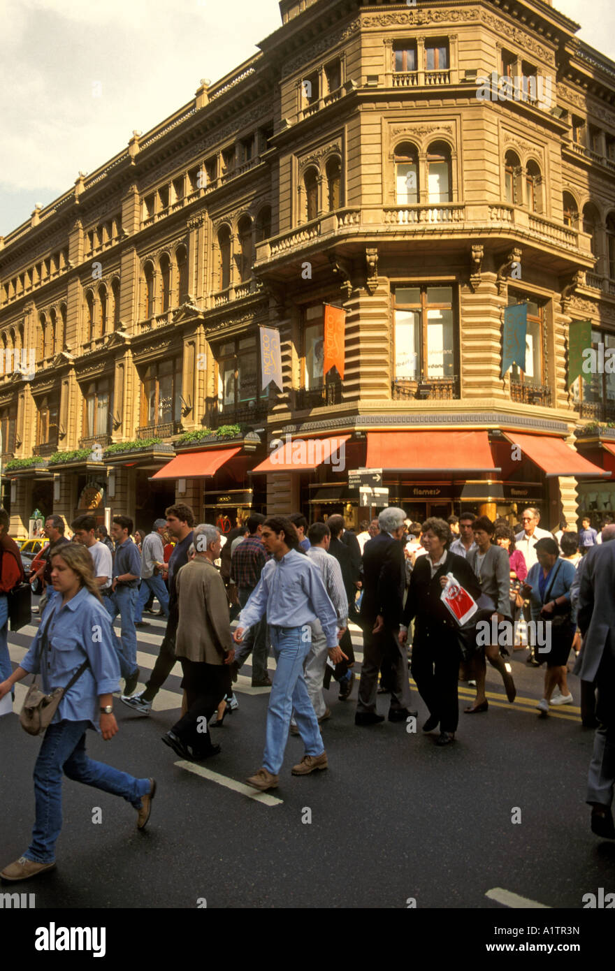 Persone, crosswalk, intersezione street scene, Calle Florida, Avenida Cordoba, Buenos Aires, Provincia di Buenos Aires, Argentina, Sud America Foto Stock
