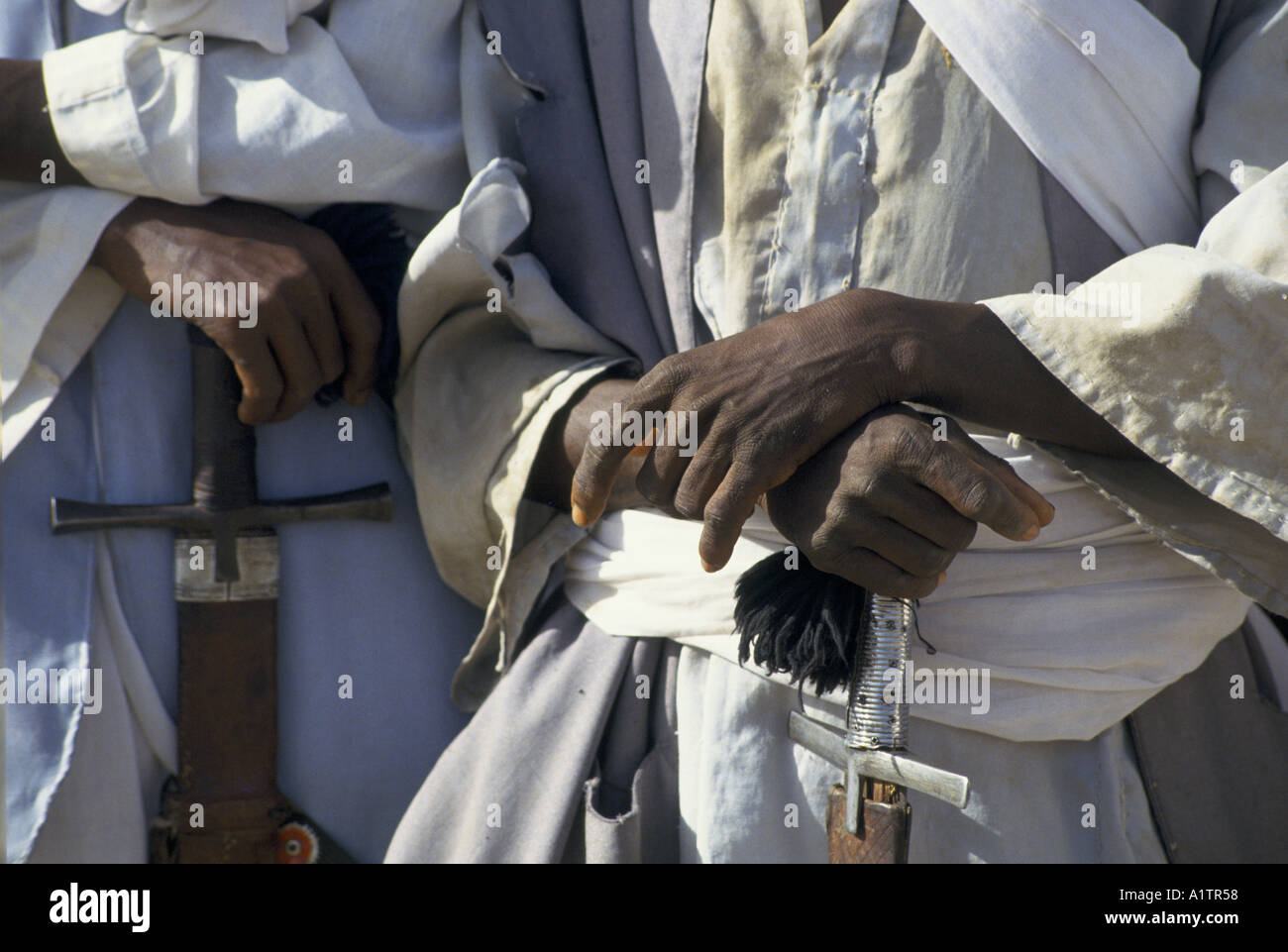 Il build FINO AL GIORNO di INDIPENDENZA NEL MAGGIO24TH 1993 SPADA ballerini celebrando .close-up di uomini mani appoggiate sulle spade 1993 Foto Stock
