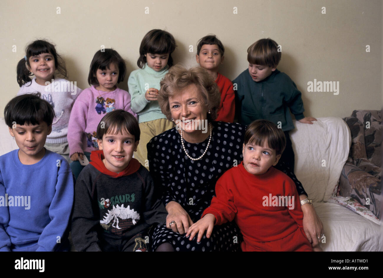 GLENYS KINNOCK alla clinica per bambini con AIDS,con un folto gruppo di bambini che vi vivono Foto Stock