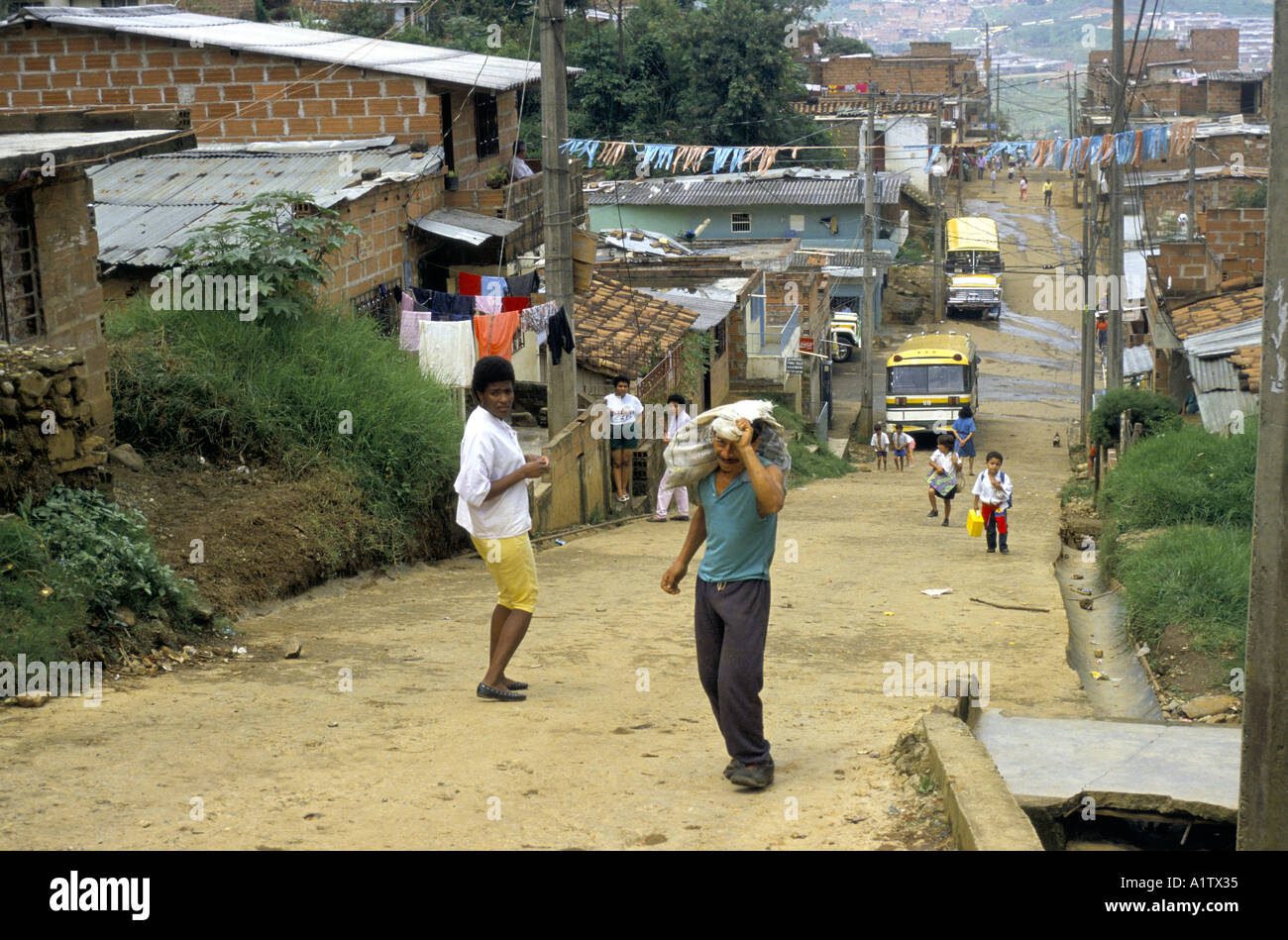 MEDELLIN in Colombia. Una comunità povera , la vita sulla strada. Foto Stock